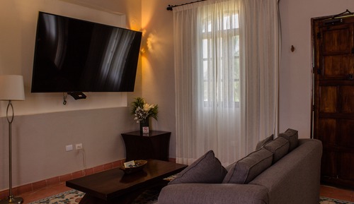 Suite junior, 1 cama de matrimonio grande con sofá cama, 2 baños, vistas al jardín