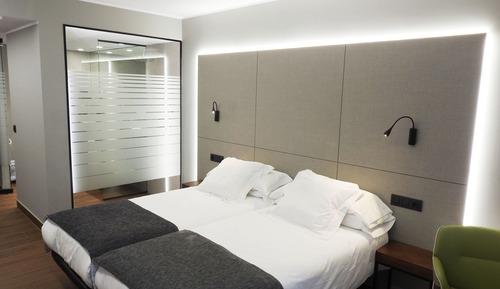 Habitación con 2 camas individuales, balcón, vistas a la ciudad