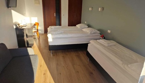 Habitación triple, en edificio anexo