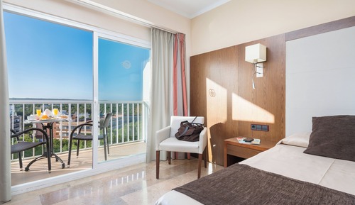 Habitación triple, balcón, vistas a la montaña