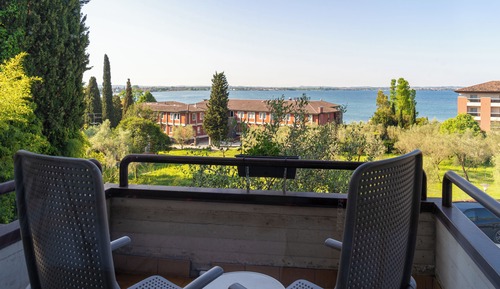 Habitación ejecutiva con 1 cama doble o 2 individuales, balcón, vistas al lago