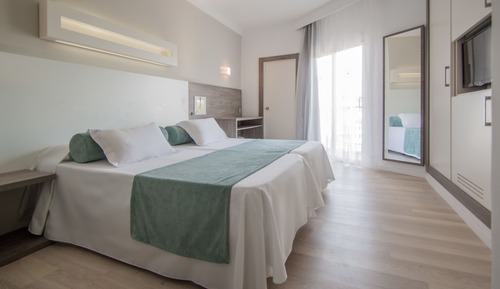 Habitación doble, balcón, vistas a la piscina (2 adults)