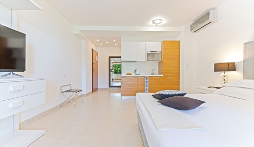 Habitación doble, cocina básica, planta baja