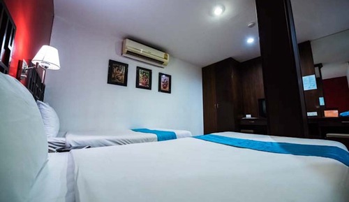 Deluxe Room Twin Beds, No Windows