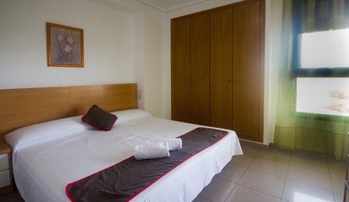 Apartamento económico, 2 habitaciones, balcón (sin sabanas)