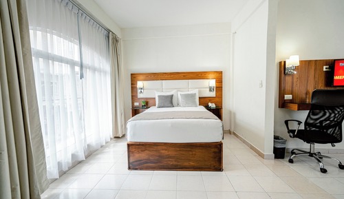 Habitación junior doble, 2 camas dobles, vistas a la ciudad, en una planta alta