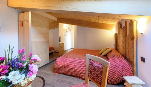 Ático Deluxe, 1 habitación, baño privado, en una planta alta (No Elevator)