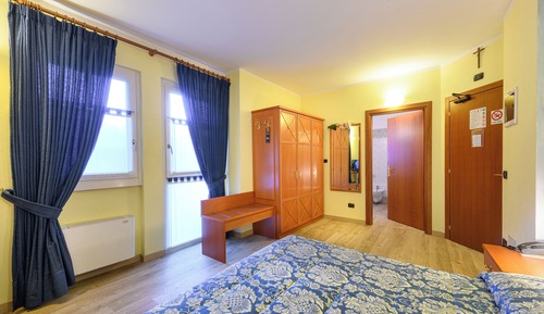 Habitación triple superior, 1 habitación, baño privado (Elevator)