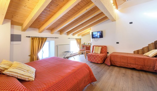 Ático Deluxe, 1 habitación, baño privado, en una planta alta (No Elevator)