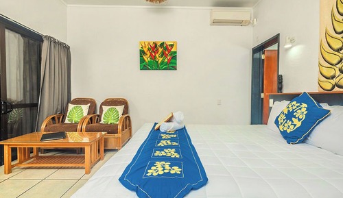 Estudio, junto a la piscina