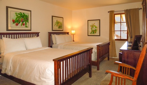 Habitación (Two Double Beds with Private Bathroom)
