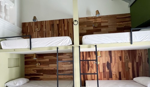 Habitación básica con 2 camas individuales, 2 camas dobles, baño privado