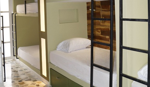 Habitación básica, varias camas, 2 baños