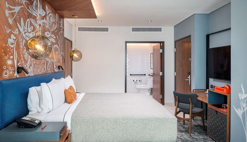 Habitación Signature doble, 1 cama de matrimonio grande (Mobility & Hearing, Roll-In Shower)