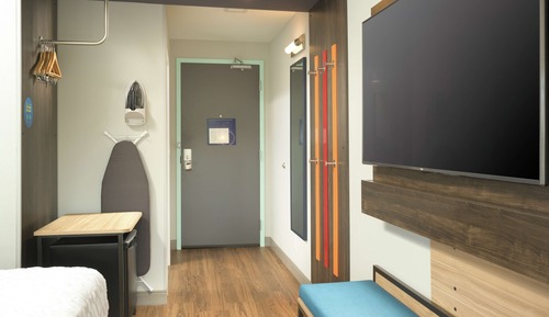Habitación, 1 cama de matrimonio grande, accesible para personas con discapacidad (Roll-In Shower)