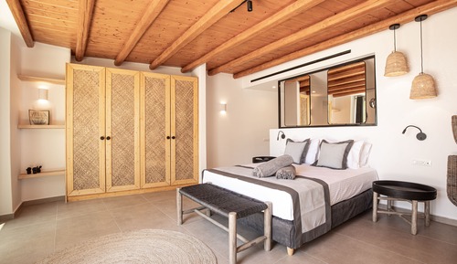 Senior Suite Private Glass pool (Mersini)