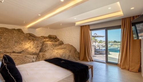 Superior Studio Suite, Private Pool (Paraga)