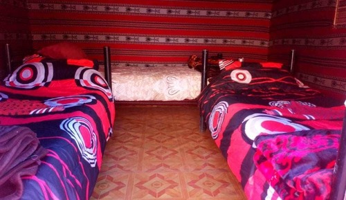 Tienda, varias camas