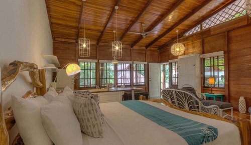 Suite, varias camas, vistas al jardín