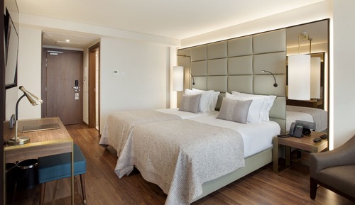 Habitación superior con 2 camas individuales, vistas parciales al mar