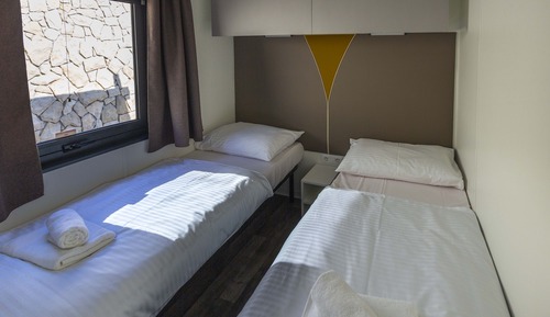 Deluxe Mobile Home, 2 Bedrooms, Pool Access, Sea View (E14)