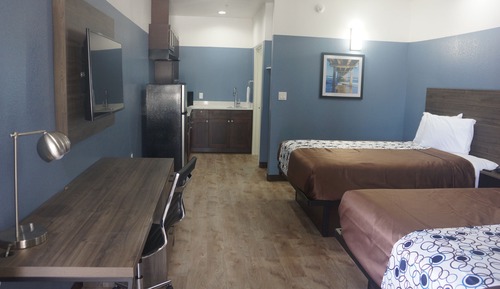 Habitación, 2 camas de matrimonio, cocina básica