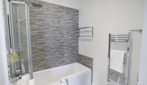 Habitación Deluxe con 1 cama doble o 2 individuales, baño privado (Room 1 )