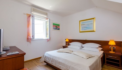 Habitación Confort con 1 cama doble o 2 individuales, patio, vistas al jardín