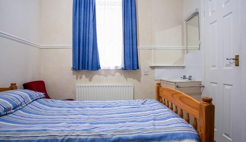 Habitación estándar doble, 1 cama doble, no fumadores, baño compartido