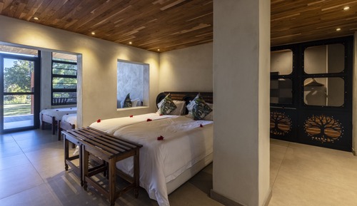Habitación familiar, varias camas, patio, vistas al río