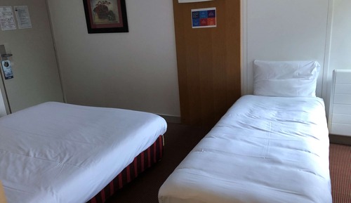 Habitación, varias camas