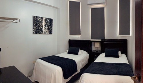 Habitación básica con 2 camas individuales
