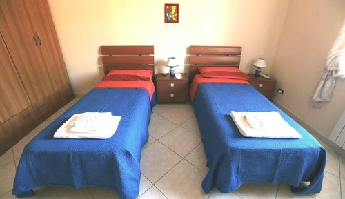 Habitación con 1 cama doble o 2 individuales, baño privado (External)