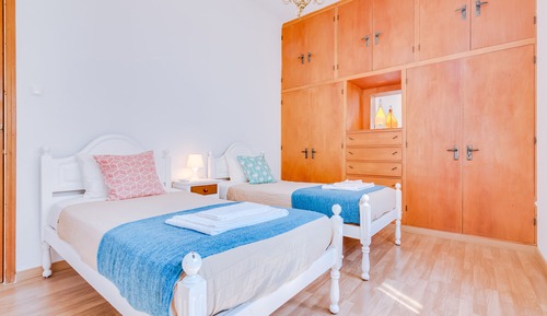 Quarto duplo, 2 camas de solteiro, banheiro compartilhado - Avós 5