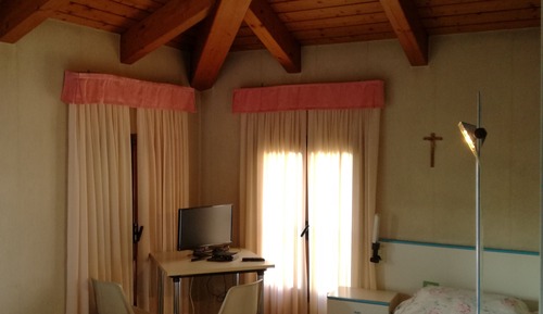Habitación básica con 2 camas individuales