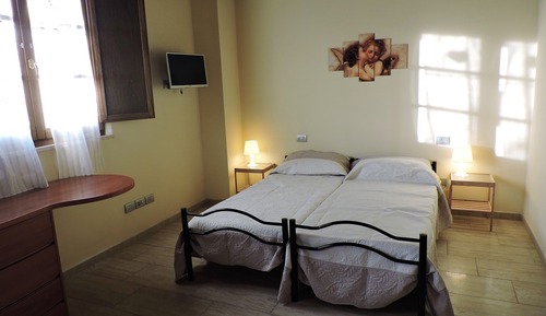 Habitación Confort con 1 cama doble o 2 individuales, baño compartido