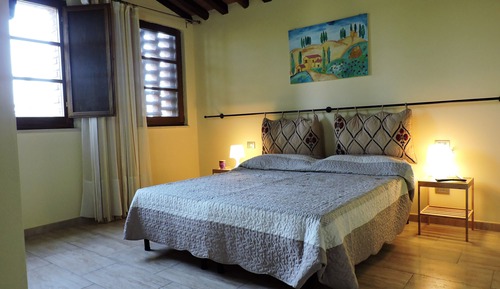 Habitación Confort con 1 cama doble o 2 individuales, baño compartido