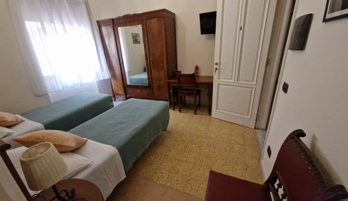 Habitación básica con 1 cama doble o 2 individuales, 2 camas individuales