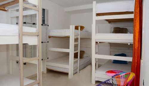 Dormitorio compartido familiar, dormitorio mixto