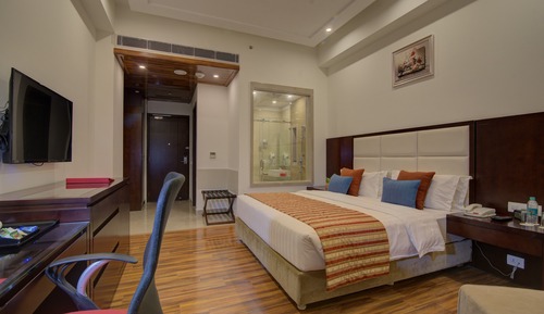 Habitación Deluxe con 1 cama doble o 2 individuales, 1 cama individual, no fumadores (Mobility)