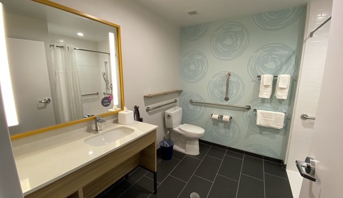 Habitación, 2 camas de matrimonio, accesible para personas con discapacidad (Roll-In Shower)