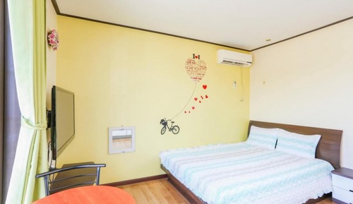 Room (Building B Room 201 (Bed Room) Pet Al)