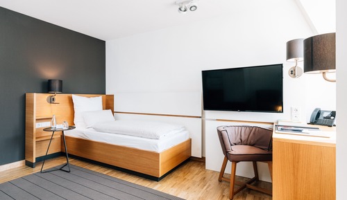 Habitación individual (with a single bed - size: 90cm x 2m)