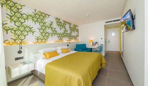 Habitación estándar doble, balcón, vistas parciales al mar (Annex Building)