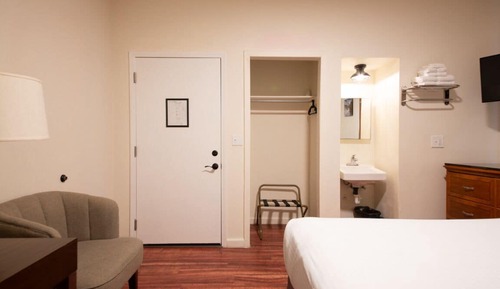 Habitación estándar doble, 1 cama doble, no fumadores, baño compartido (7)