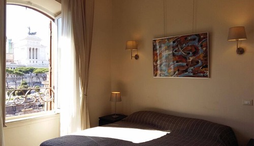 Habitación superior con 1 cama doble o 2 individuales, vistas a la ciudad (Ines)