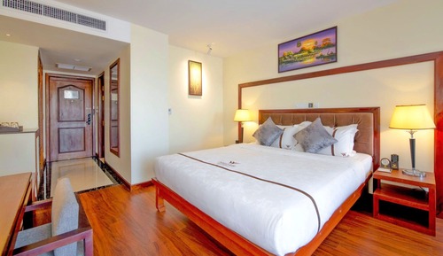 Landmark King Bed