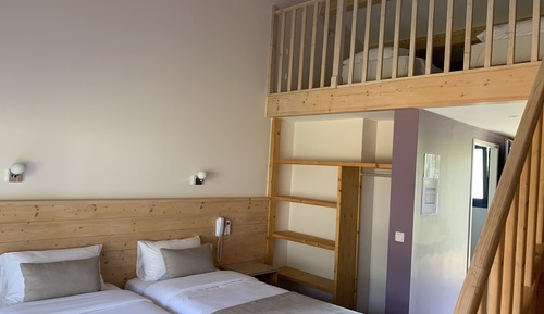 Habitación cuádruple, varias camas