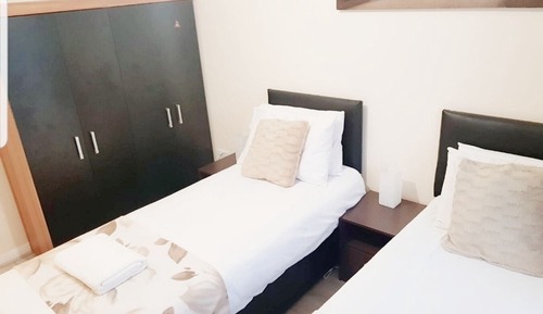 Habitación estándar con 1 cama doble o 2 individuales, baño compartido, vistas al jardín