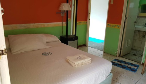 Habitación básica, en la zona del jardín